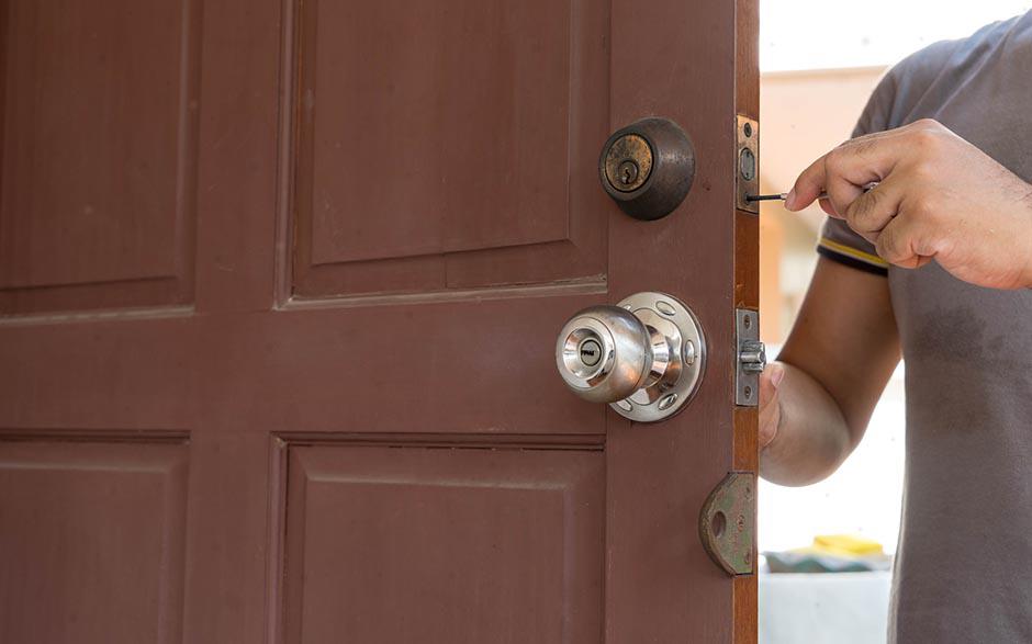 serrurier pour ouverture de porte coincée Saint-Cyr-l'École