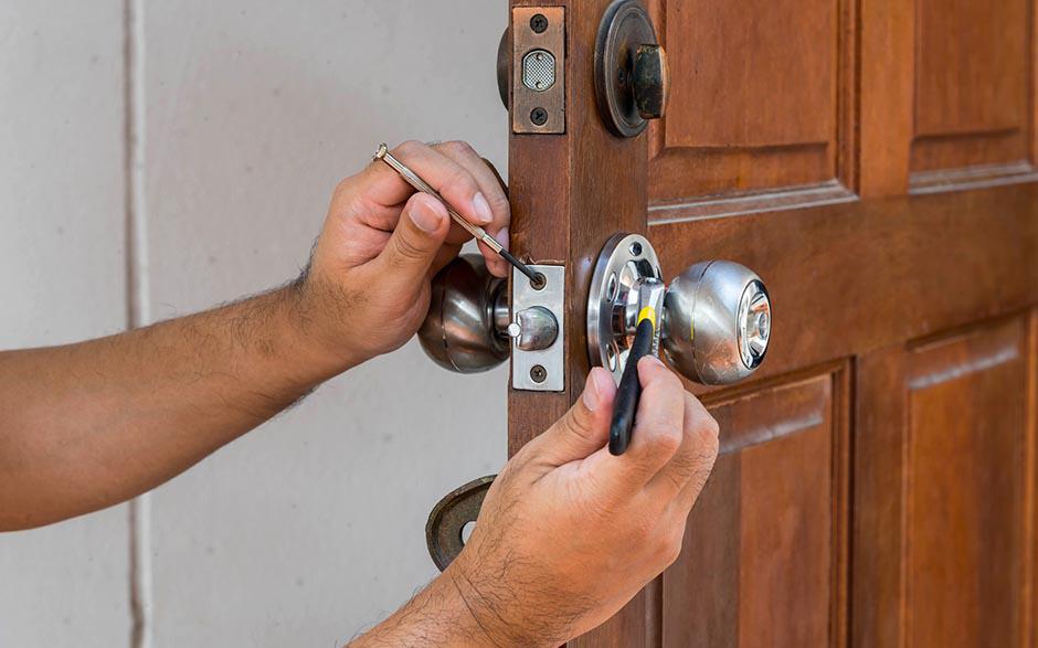 serrurier pour ouverture de porte coincée Saint-Cyr-l'École